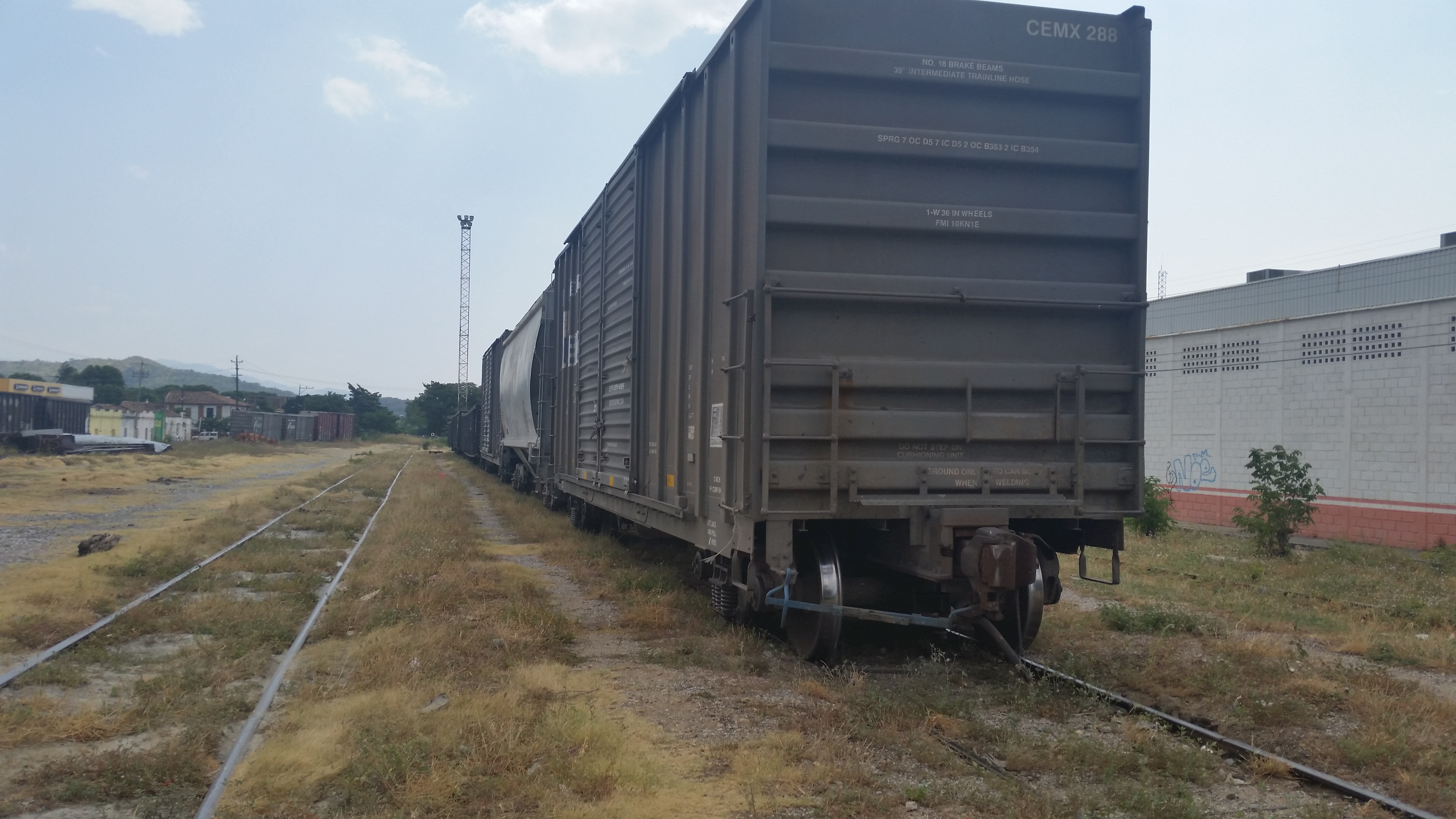 20161115 112919 La Bestia train stop Arriaga Mexico